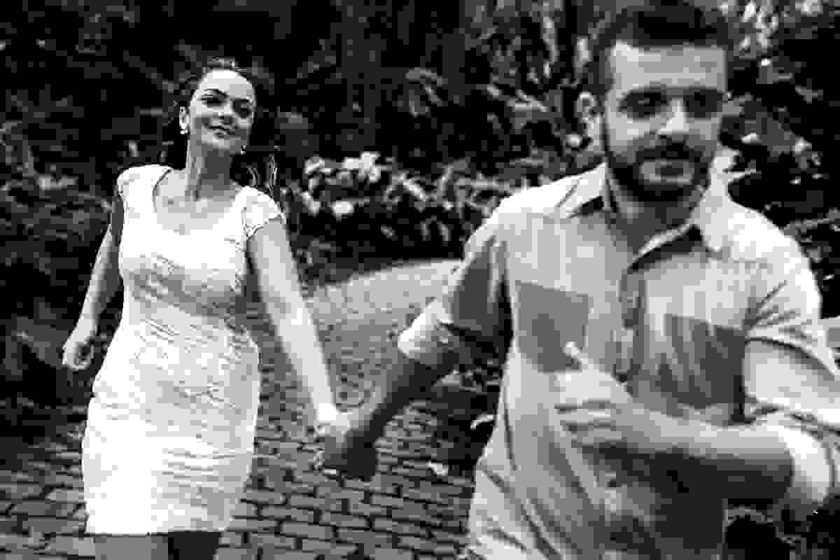 Vanessa e Edson sendo fotografados correndo em preto e branco no parque lage, por gustavo medeiros fotografia