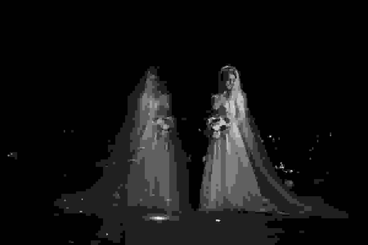 foto da amanda, no hotel H niterói, já vestida de noiva, com iluminação especial, em reflexo, em p