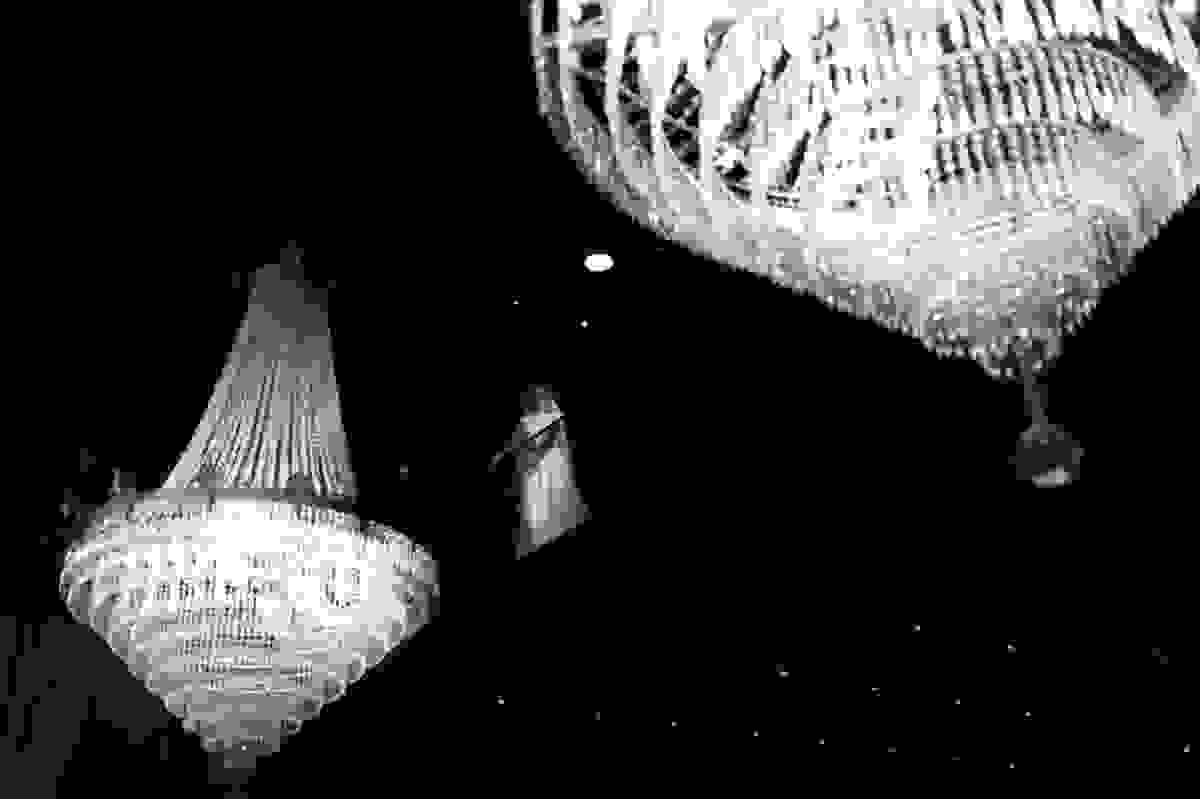 foto da amanda, no hotel H niterói, já vestida de noiva, com uma mantilha, com iluminação especial, feita pelo fotógrafo Gustavo Medeiros