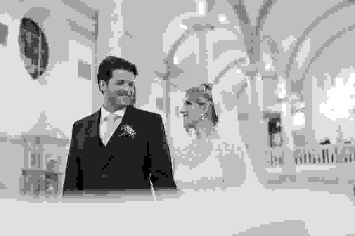na cerimônia é sempre lindo ver o casal sorrir. Amanda e eugênio sorrindo um para outro na Igreja de Nossa Senhora das Dores - Niterói - Ingá - RJ