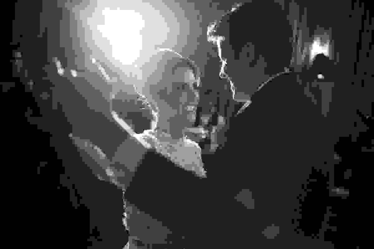 Primeira dança do casal fotografada de forma espontânea, no hotel H - fotografado pelo fotógrafo de casamento e família Gustavo Medeiros - fotografia de casamento em Niterói Rj