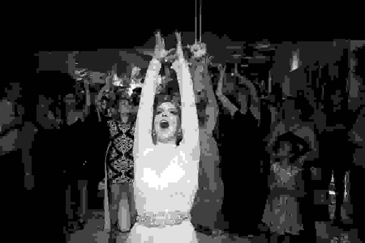 Amanda lançando o buquê na festa de casamento no hotel H - Niterói, fotografado pelo fotógrafo de casamento e família Gustavo Medeiros - fotografia de casamento em Niterói Rj