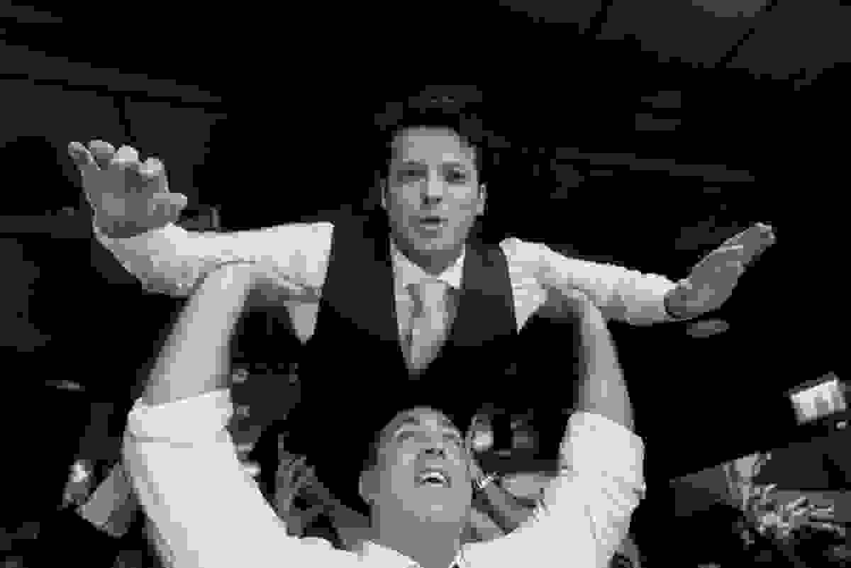 Noivo carregado pelos amigos na Festa de casamento no Hotel H - Niterói fotografada pelo fotógrafo de casamento Gustavo Medeiros - fotografia de casamento em Niterói Rj