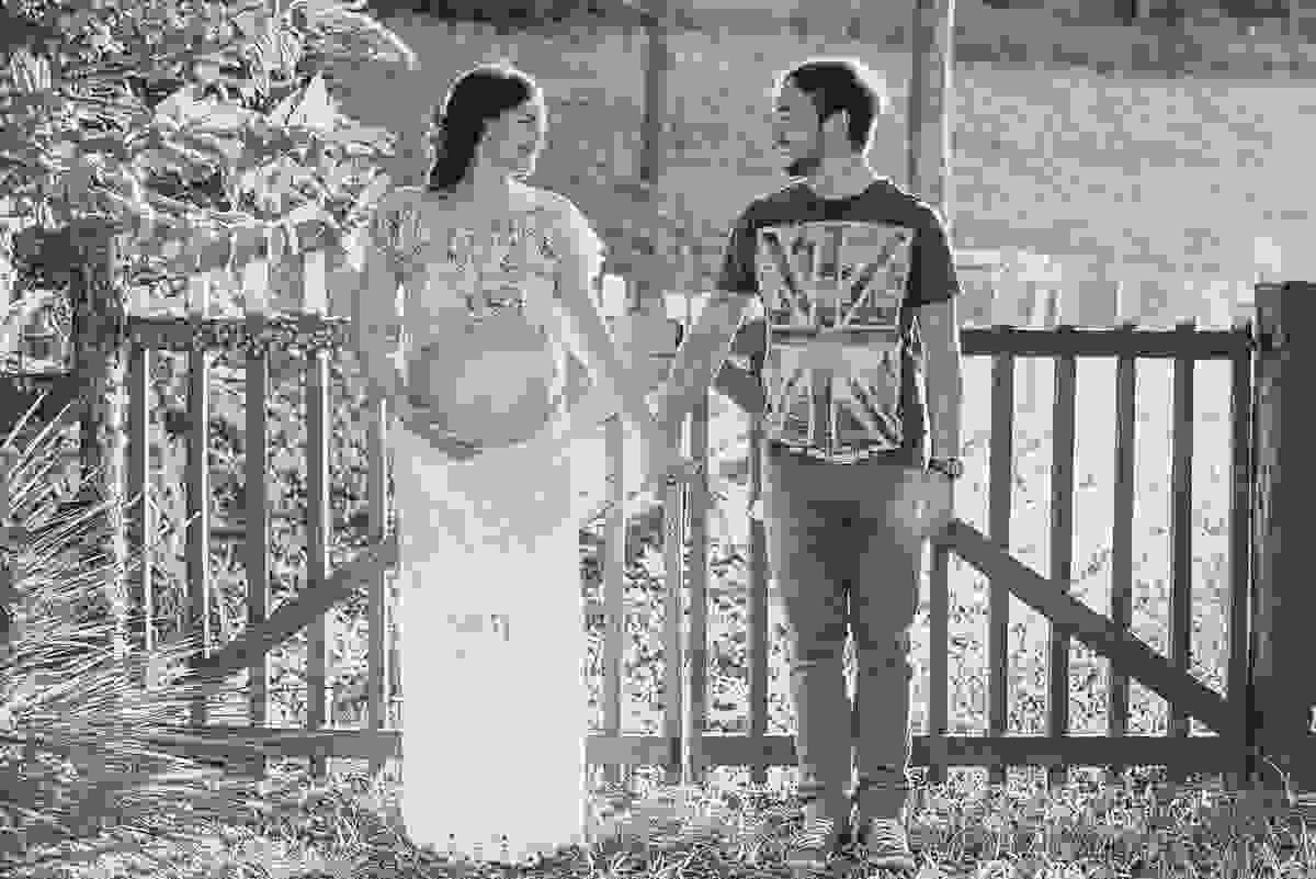 Casal de mãos dadas