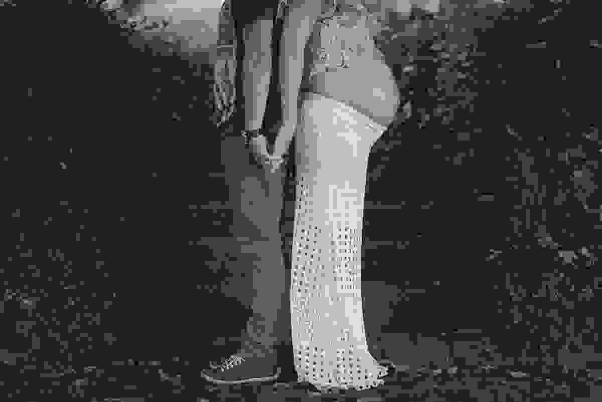 Casal de costas com as mãos dadas
