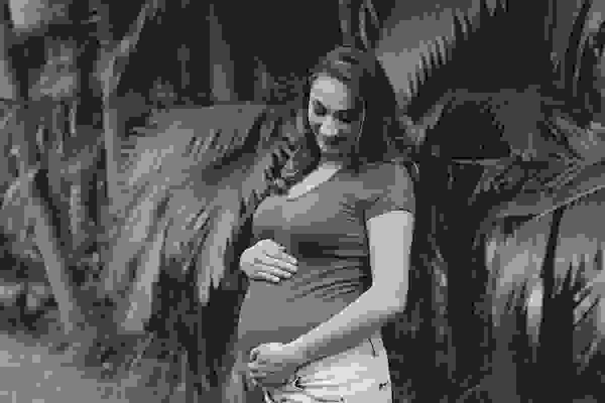 Mamãe feliz acariciando a barriga