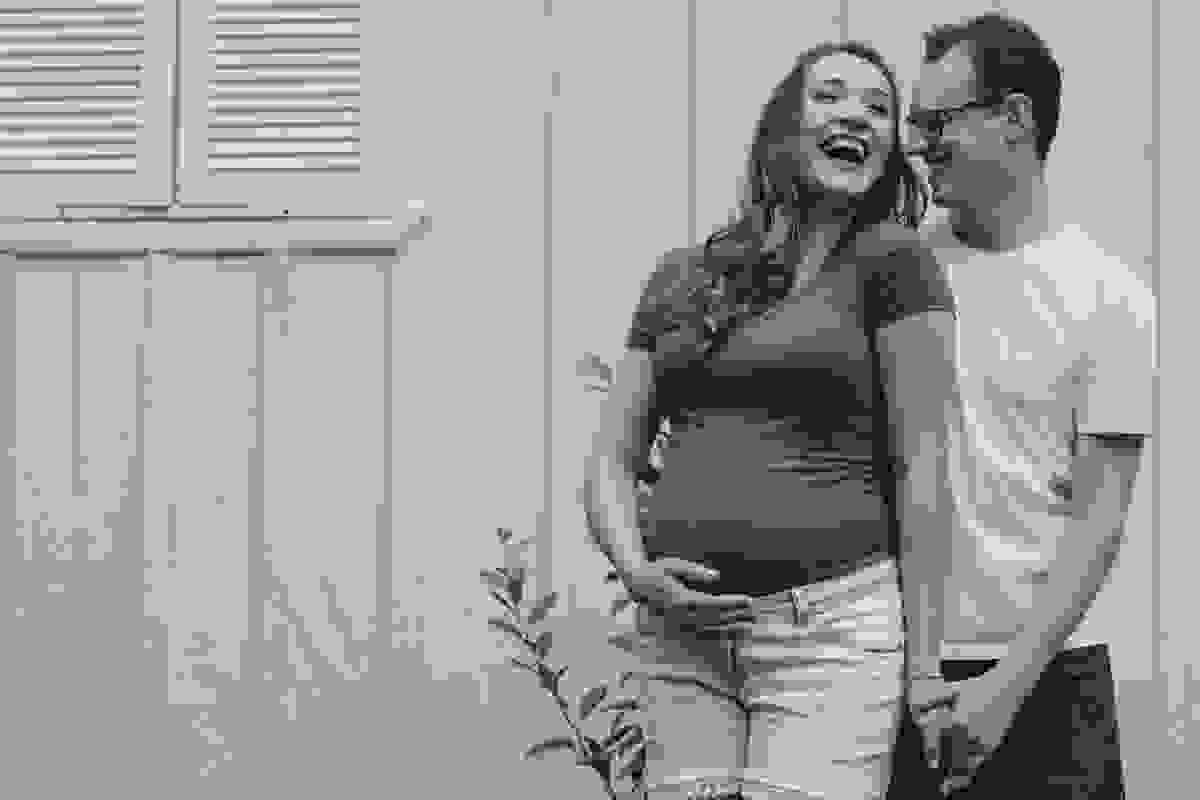 Um momento de alegria do papai e da mamãe
