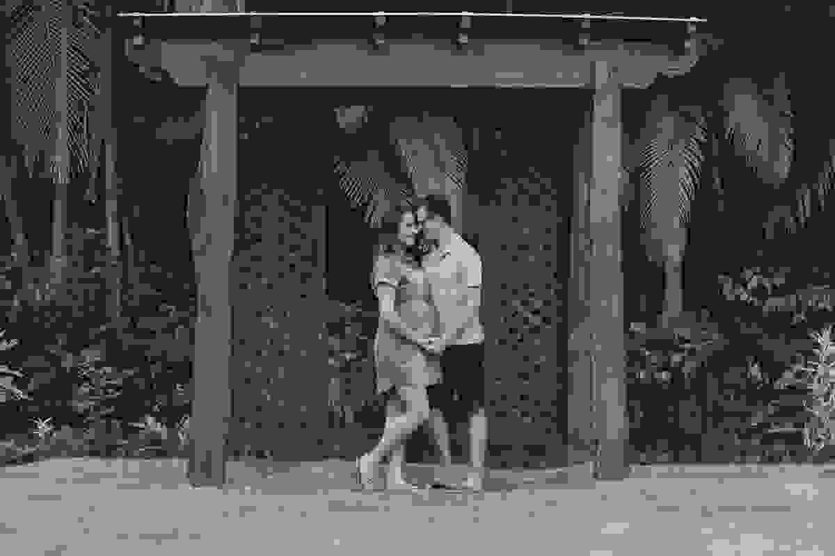 Ensaio de gestante, casal em frente a um lindo pergolado
