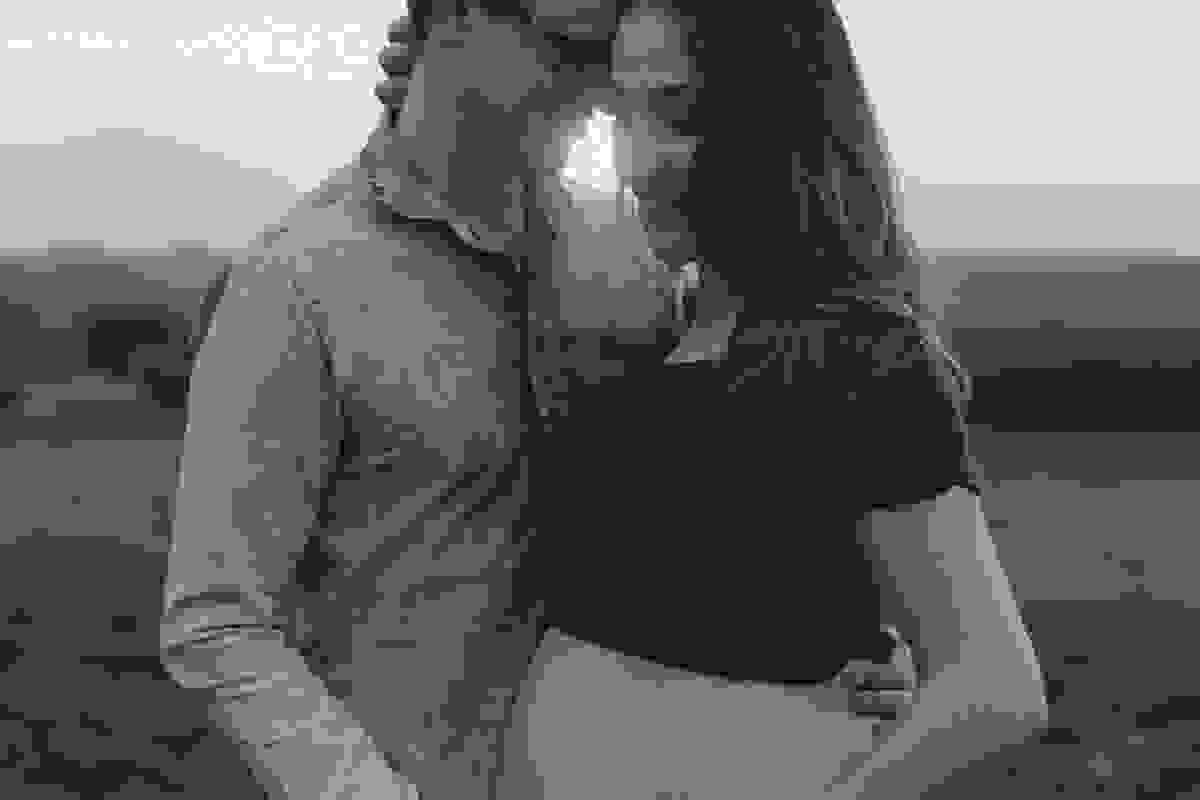 Casal pertinho curtindo o por-do-sol