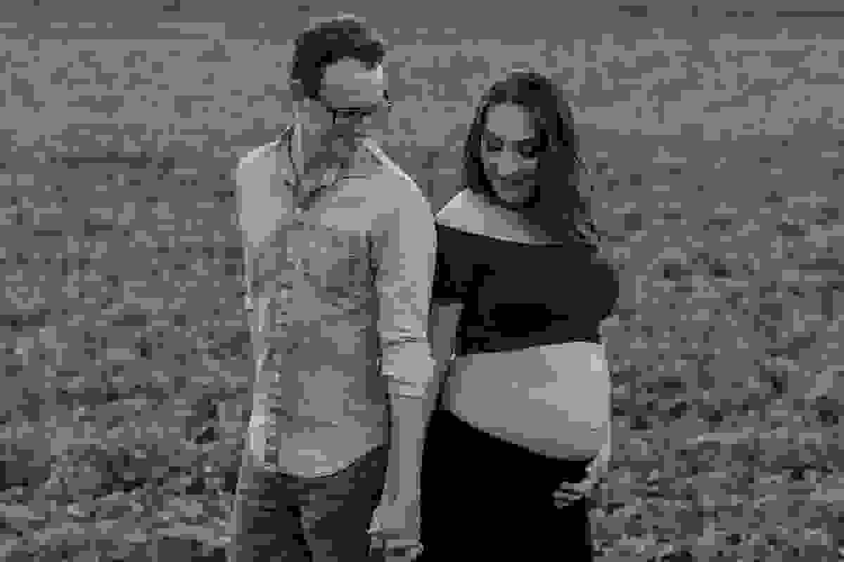 Casal de mãos dadas