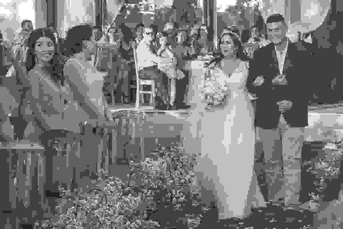 Noiva entrando com o irmão em casamento em cabo frio rio de janeiro