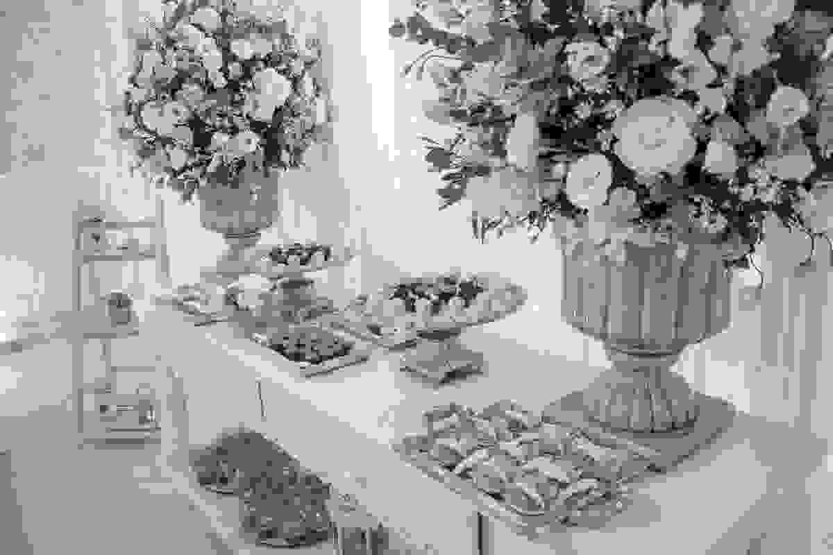 Mesa de decoração com doces e flores do casamento em cabo frio rio de janeiro