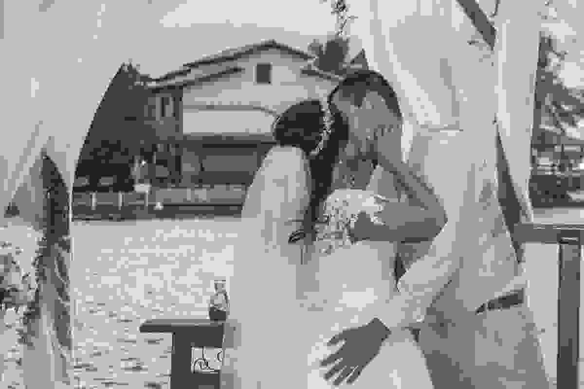 Fotografia mostra casal se beijando durante a cerimônia de casamento em Cabo Frio Rio de Janeiro