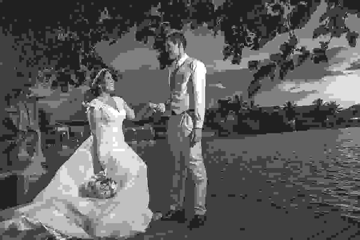 Fotografia do casal posando para foto após cerimonia de casamento em Cabo Frio Rio de Janeiro