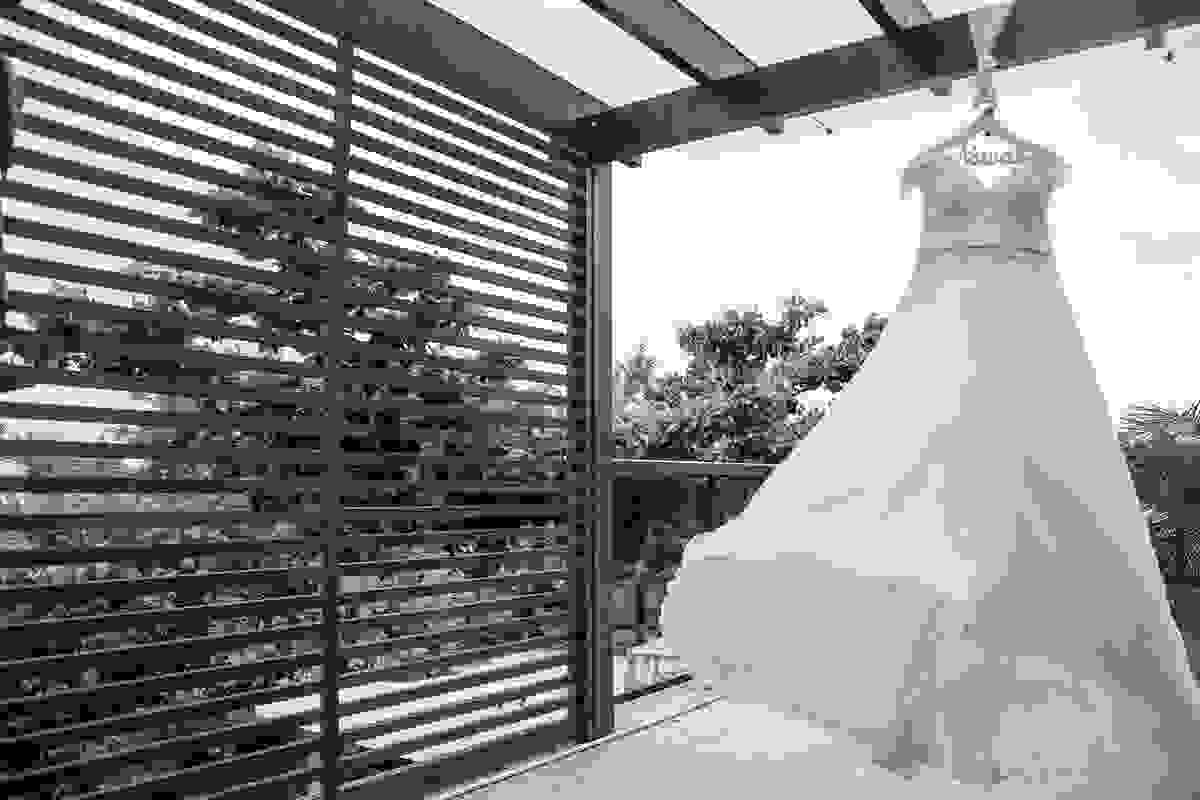 Vestido da noiva pendurado para fotorgafia do casamento em cabo frio rio de janeiro