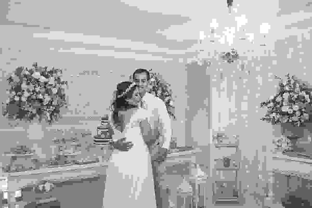 Casal em pé abraçados junto a decoração do casamento em Cabo Frio Rio de Janeiro