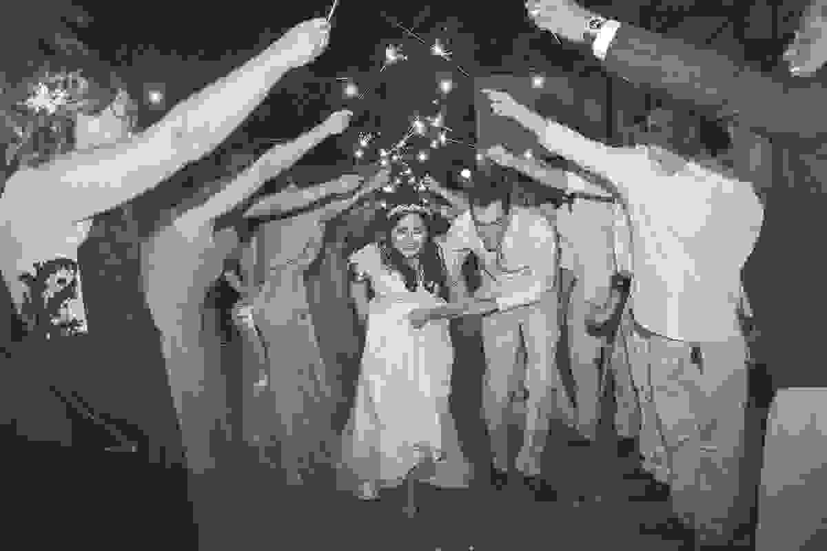 Casal passa por tunel de luzes para inaugurar a pista de dança casamento Cabo Frio Rio de Janeiro