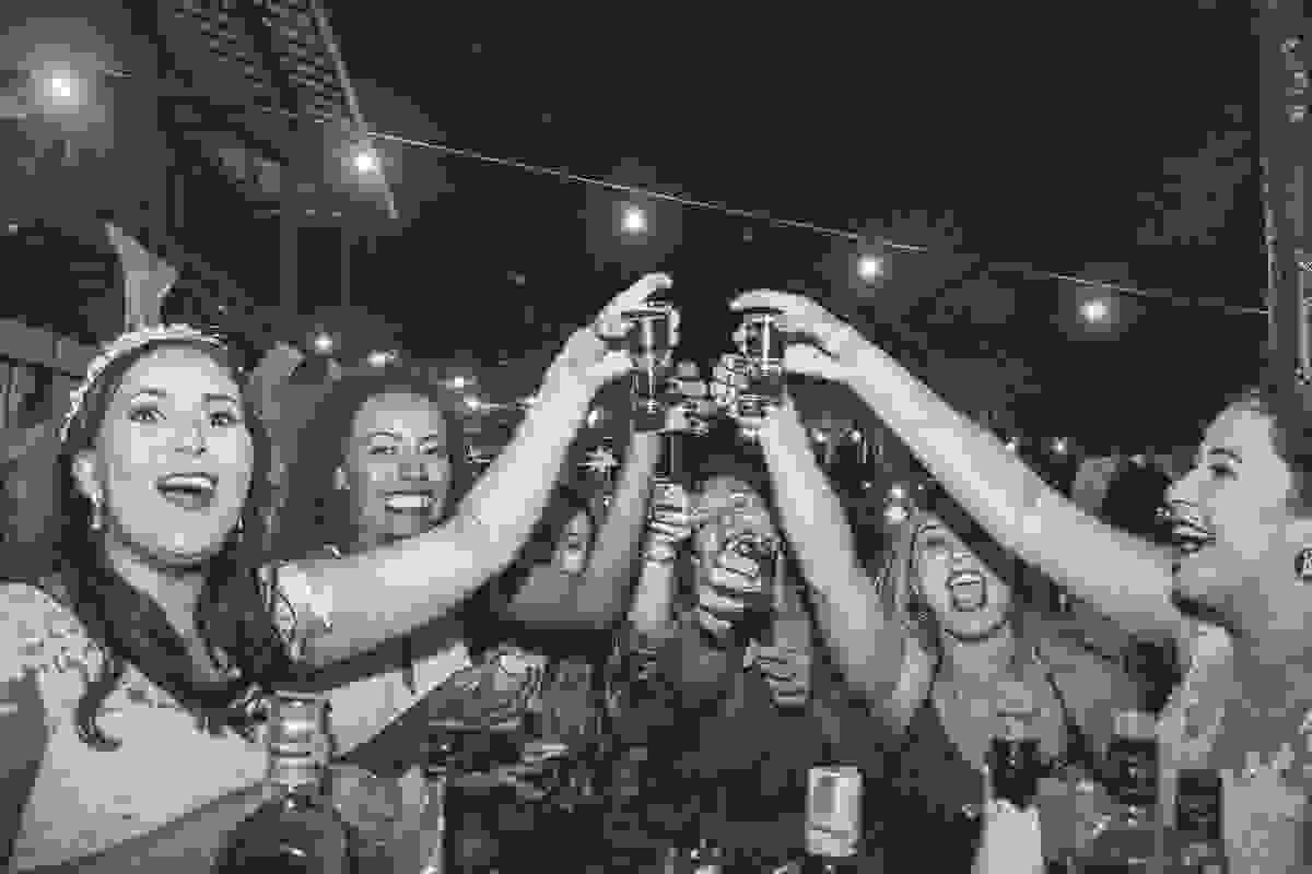 Noiva brinda com amigas em caamento Cabo Frio Rio de Janeiro