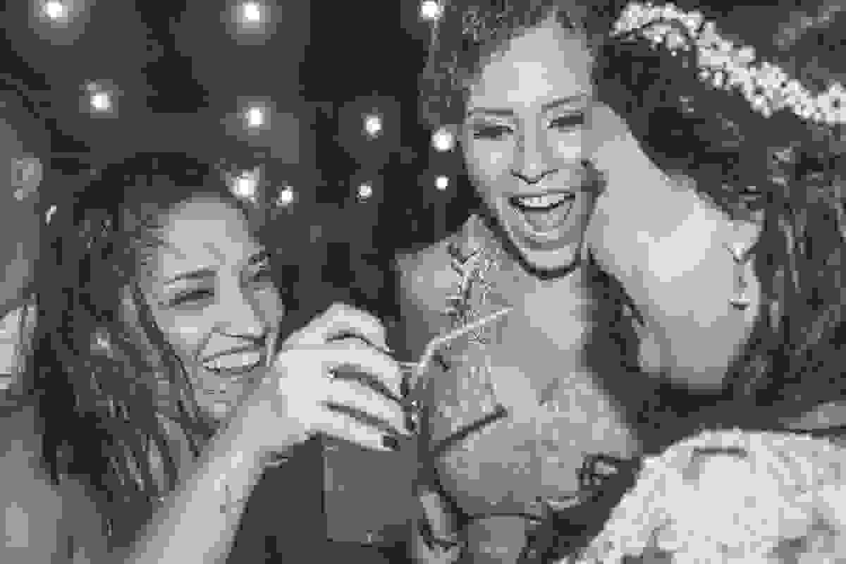 Noiva se diverte na pista de dança junto a duas amigas a foto esta bem fechada mostrando o sorriso delas durante o casamento em Cabo Frio