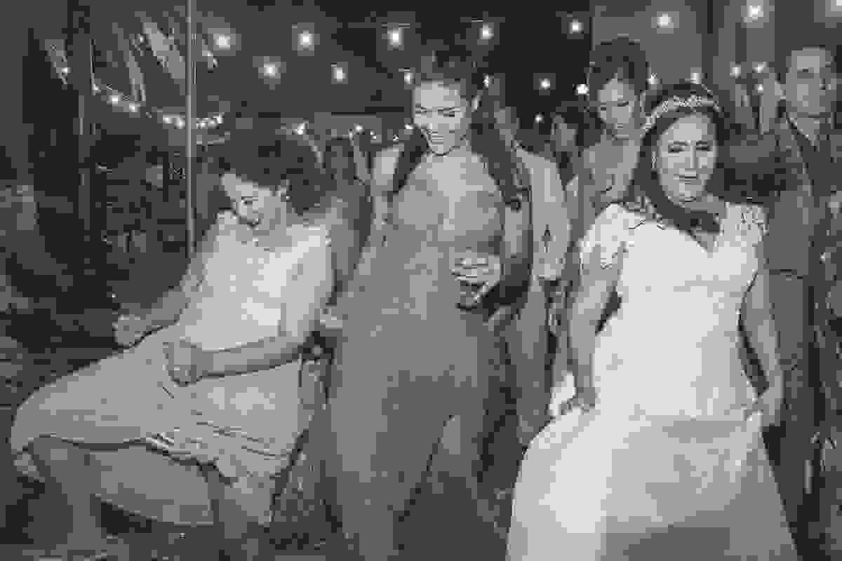 Pista de dança no casamento em cabo frio rio de janeiro mostra a noiva dançando com mais duas maigas