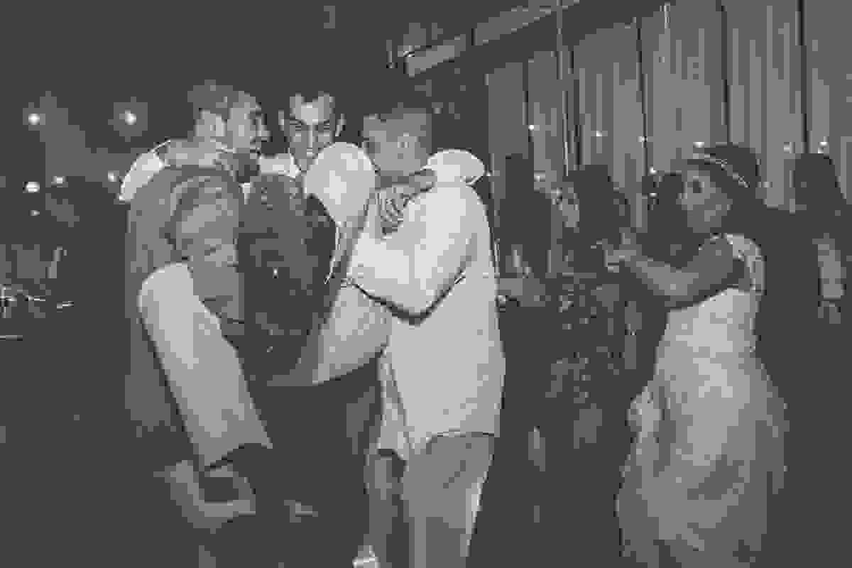 Noivo é pego no colo pelos padrinhos que se divertem durante casamento em Cabo Frio Rio de Janeiro