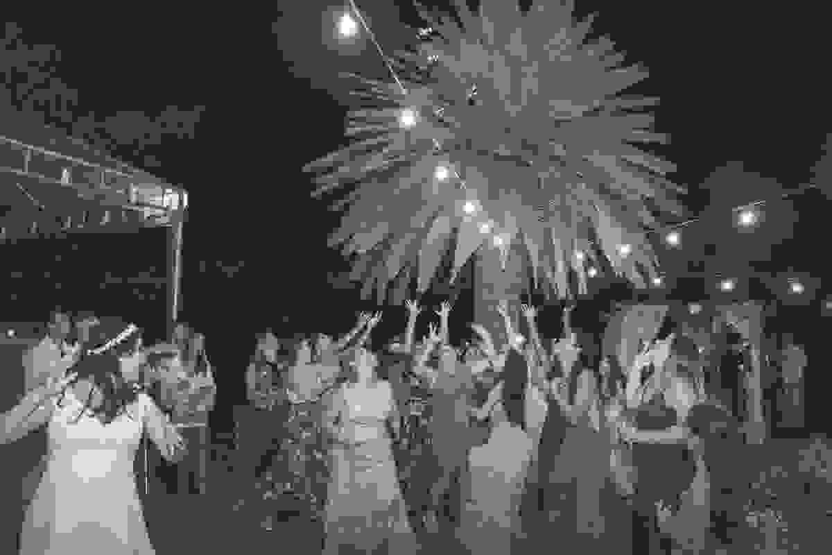 Solteiras tentam pegar o Santo Antonio jogado pela noiva no hora do Bouquet em Casamento Cabo Frio Rio de Janeiro