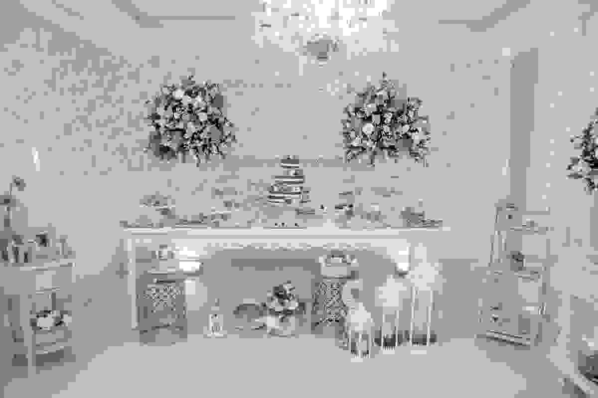 Fotografia da decoração mostrando a mesa principal do casamento de cabo frio rio de janeiro
