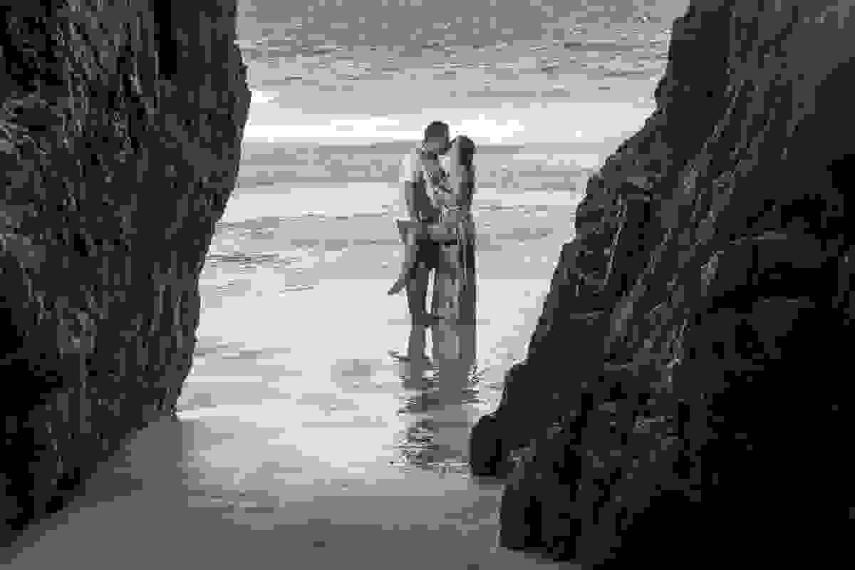 Ensaio pré casamento em arraial do cabo rio de janeiro fotografia feita na entrada da gruta do amor mostra casal em pose sensual muito bonita