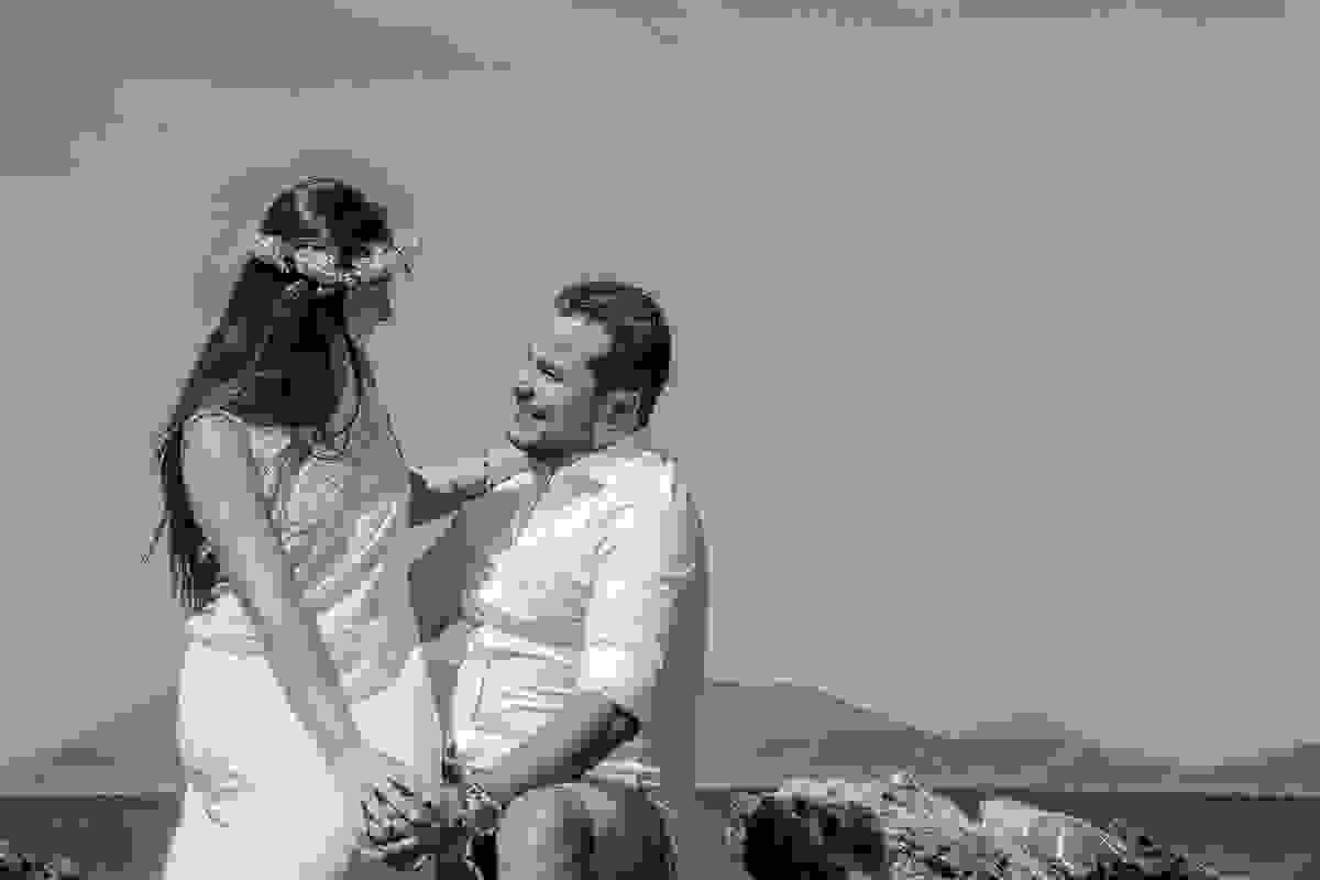 Ensaio de casal pré wedding na praia de cabo frio rio de janeiro mostra o casal sorrindo ela sentada no colo dele