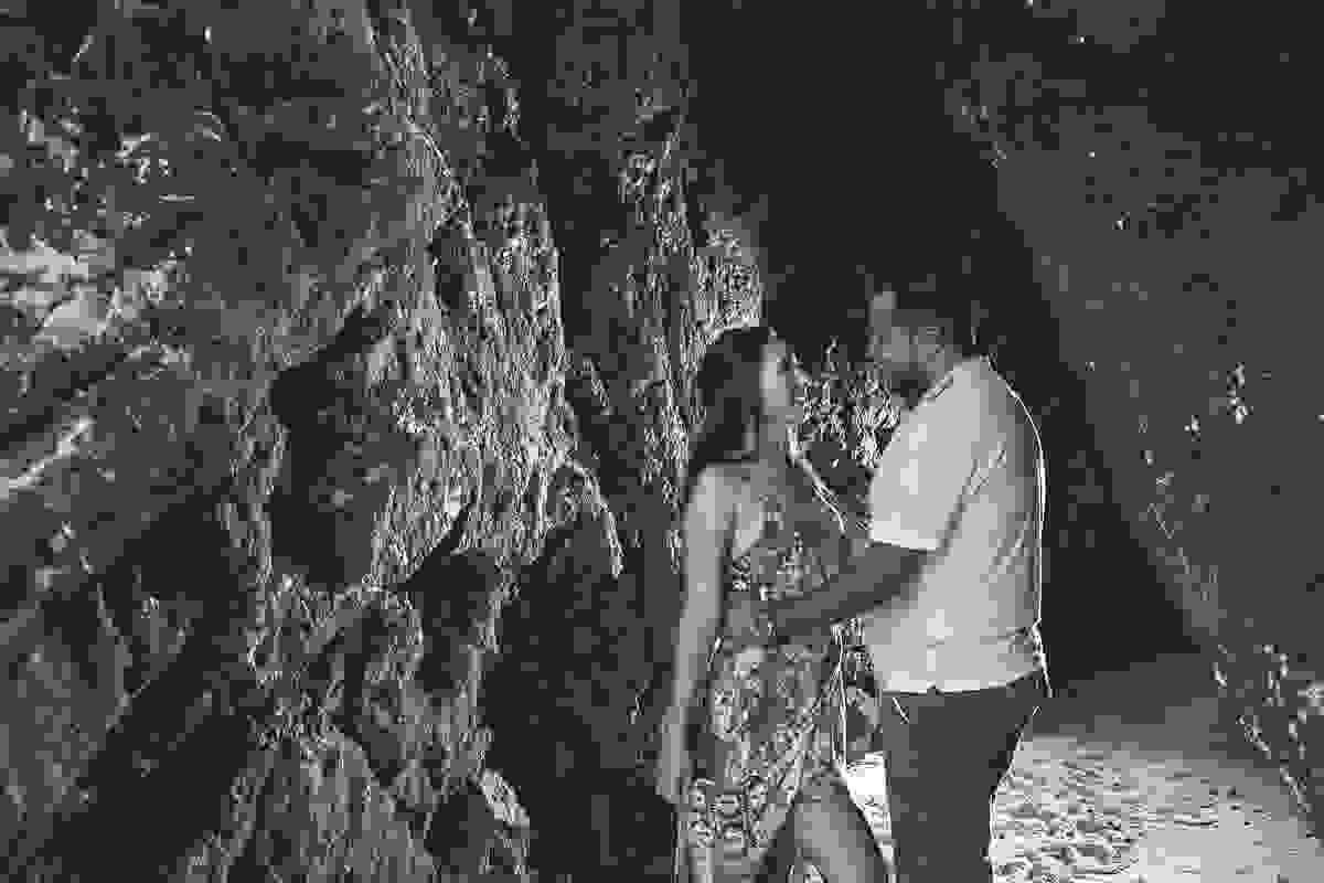 Foto do casal sorrindo se olhando na entrada da Gruta do Amor em Arraial do Cabo rio de janeiro