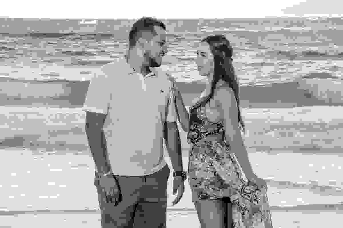 Casal em ensaio pré casamento em arraial do cabo olhando um para o outro enguanto sorri