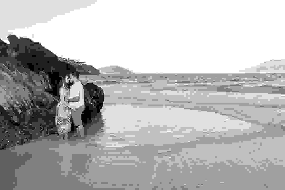 Ensaio pré casamento em arraial do cabo mostra casal na entrada da gruta do amor com o mar de fundo