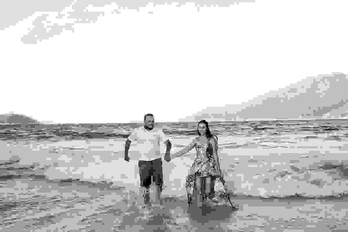 Casal brincando na agua da praia de atalaia em Arraial do Cabo rio de janeiro durante ensaio pré casamento