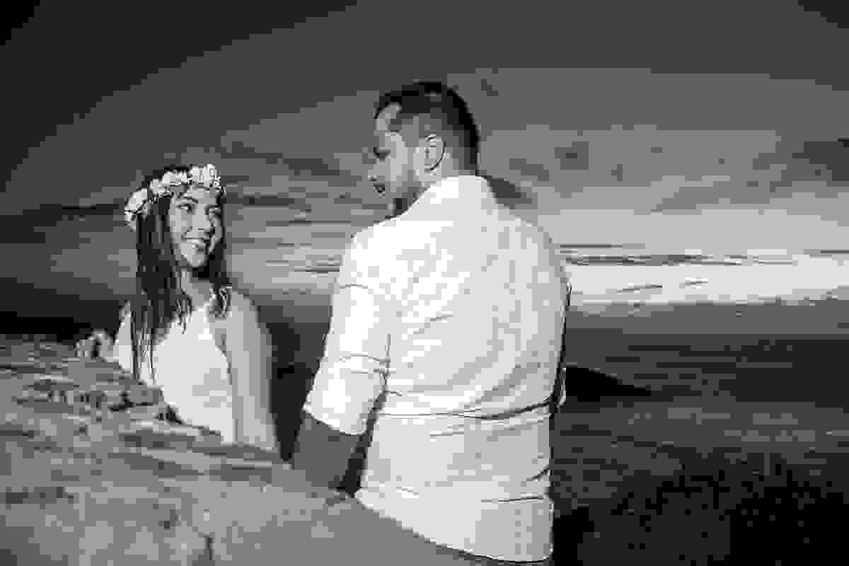 Fotografia do por do sol de Arraial do Cabo onde casal olha um para o outro sorrindo
