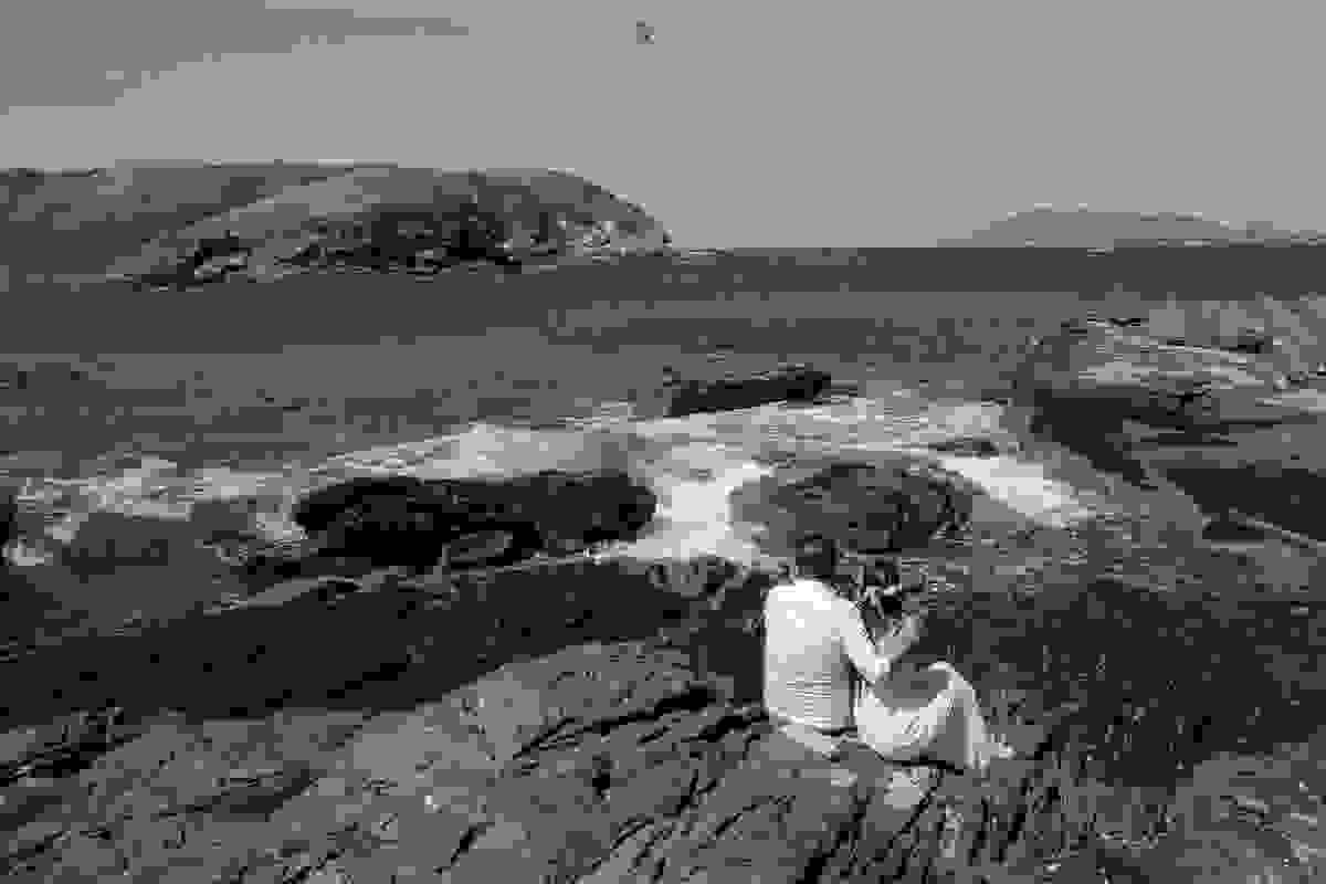casal sentado olhando para o mar de cabo frio rio de janeiro
