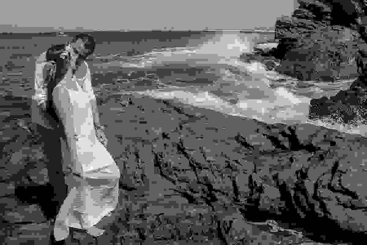 Noivo beija carinhosamente o rosto da noiva em fotorgafia de pré casamento em cabo frio rio de janeiro
