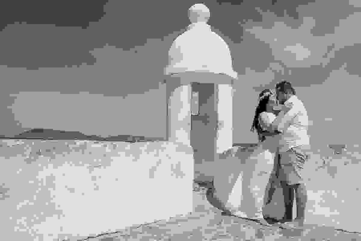 ensaio pré casamento no forte são matehus em cabo frio rio de janeiro mostra casal se beijando em frente a torre de vigia do forte