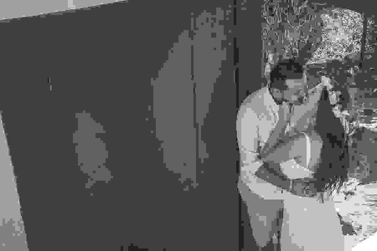 Casal se beijando na porta de entrada do forte São Matheus em Cabo Frio Rio de Janeiro