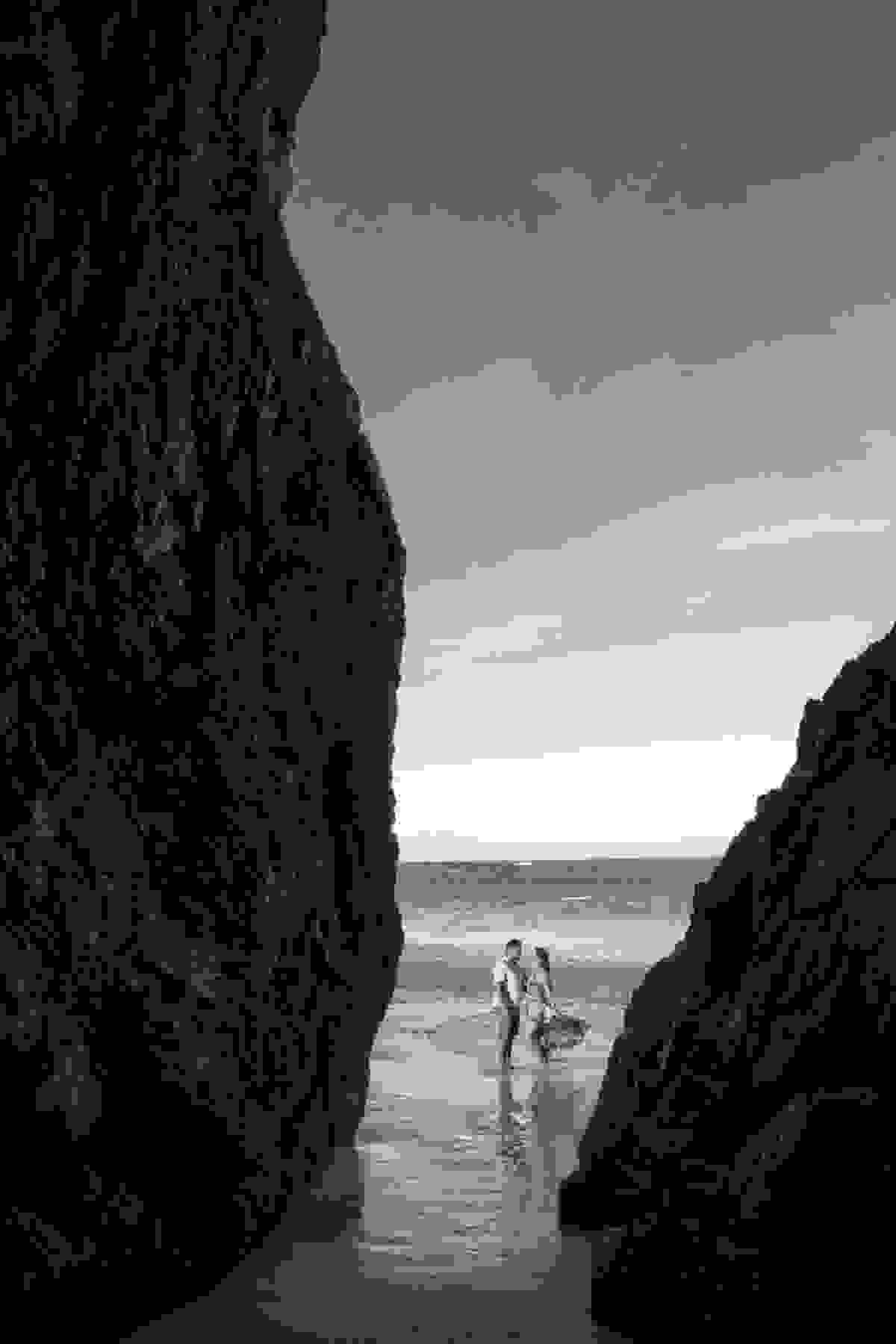 Fotografia em Arraial do cabo na gruta do amor mostra casal de frente par ao mar em linda pose se ensaio pré casamento