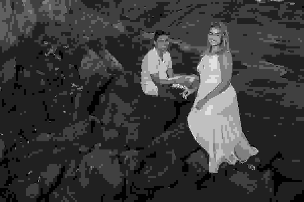 casal em ensaio pre casamento sentados em uma pedra