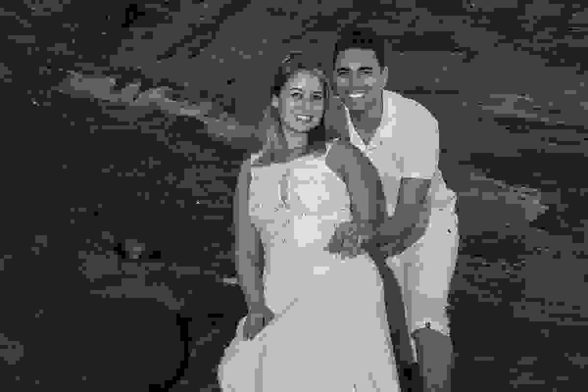 casal olhando para a câmera e sorrindo em fotografia do ensaio de casamento