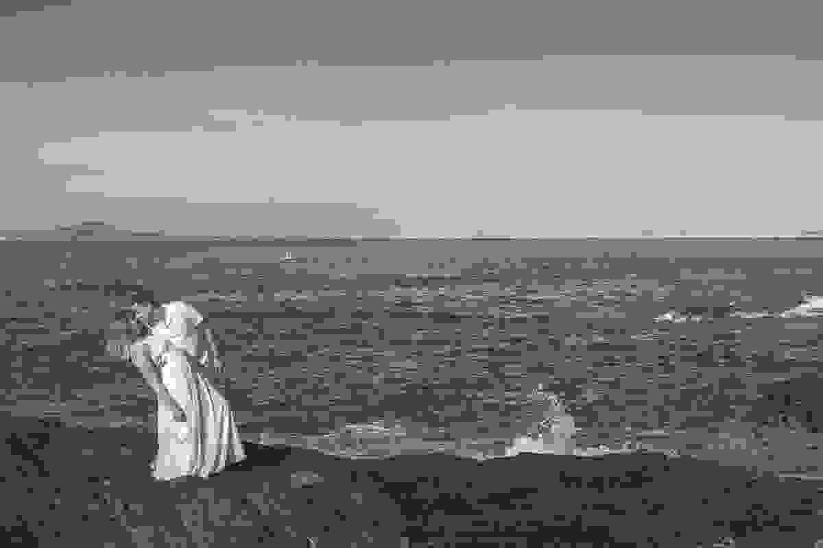 beijo tipo cena de cinema com um lindo fundo de mar azul