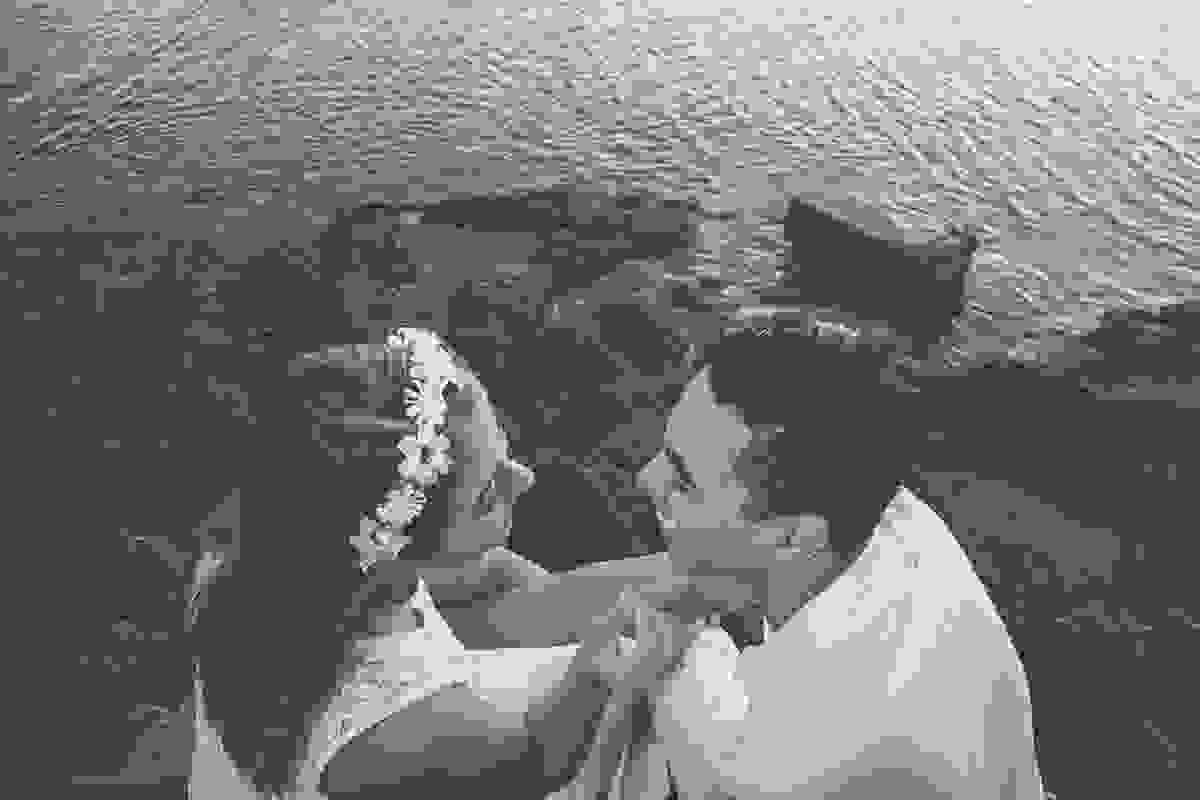 Casal sorrindo em fotografia de Pré Wedding em Cabo Frio Rio de Janeiro