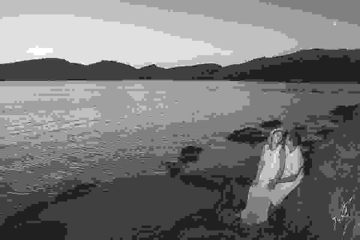 Ensaio pré casamento na praia casal sentado nas pedras