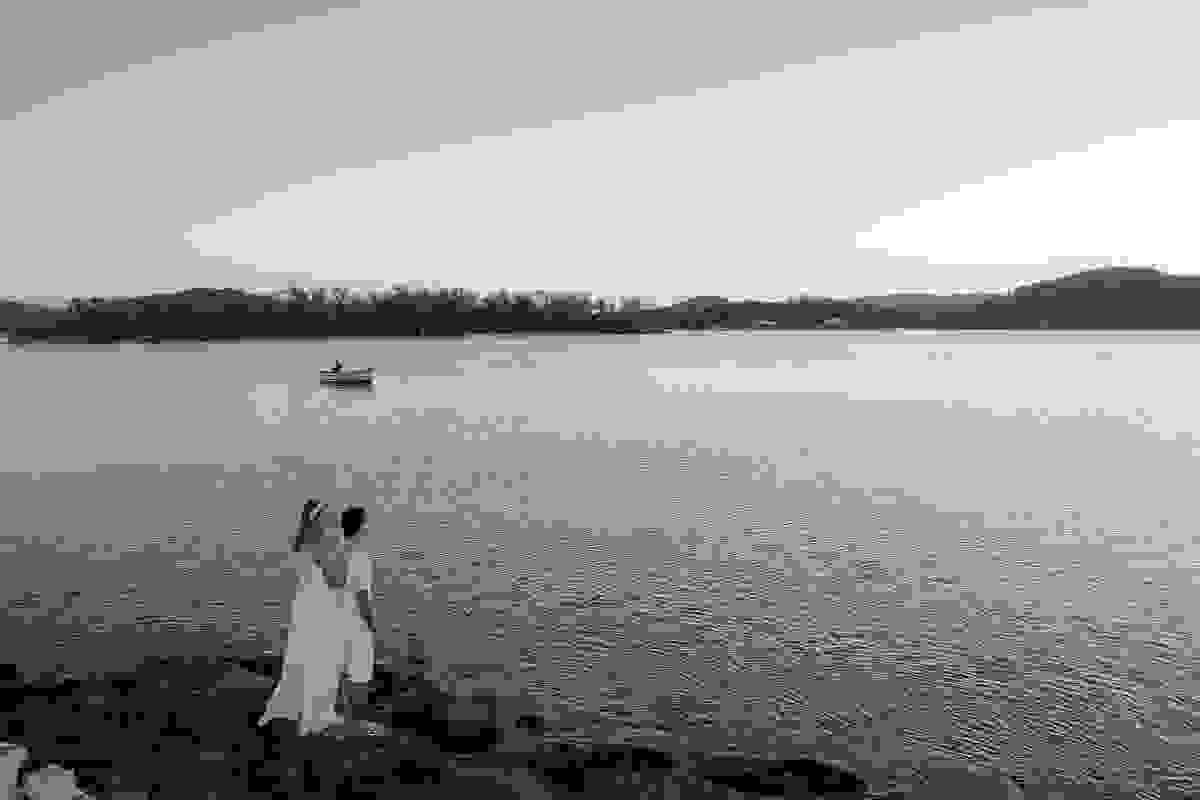 Casal de noivos olhando o canal em cabo frio