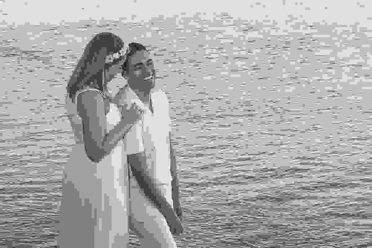 Casal de noivos sorrindo em ensaio pré casamento