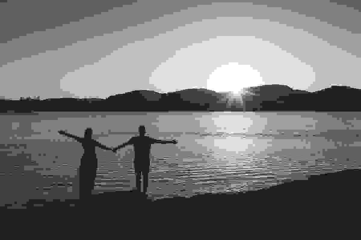 silhueta de casal no ensaio pré casamento nascer do sol