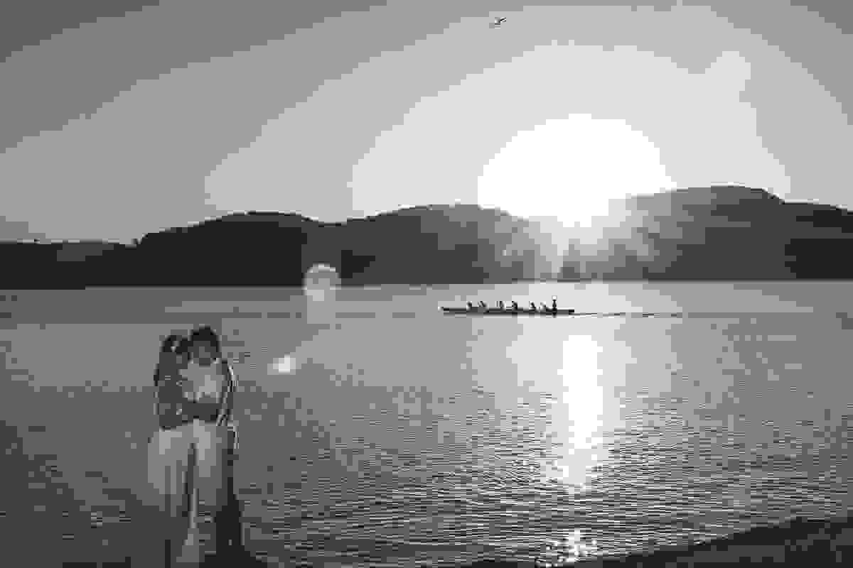 Linda cena de casal abraçados e ao fundo o nascer do sol em cabo frio