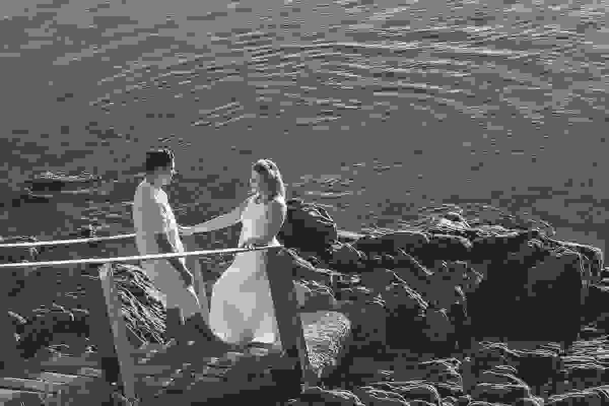 casal em escadaria que dá e ao fundo o mar de cabo frio rio de janeiro