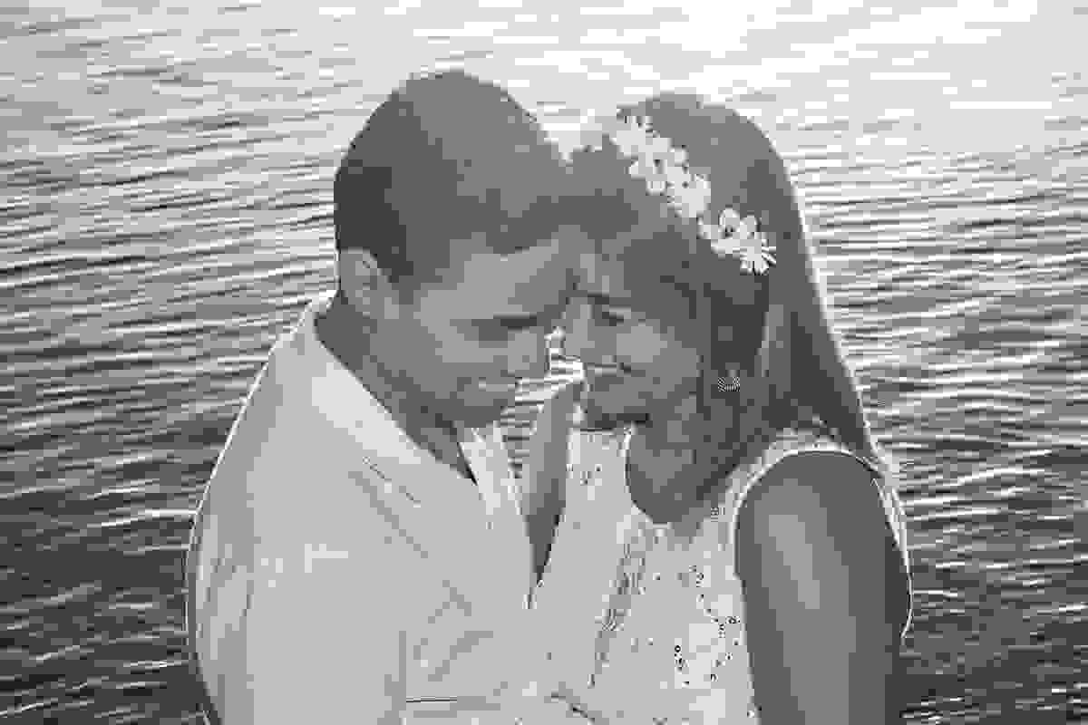 casal sorrindo em ensaio de casamento